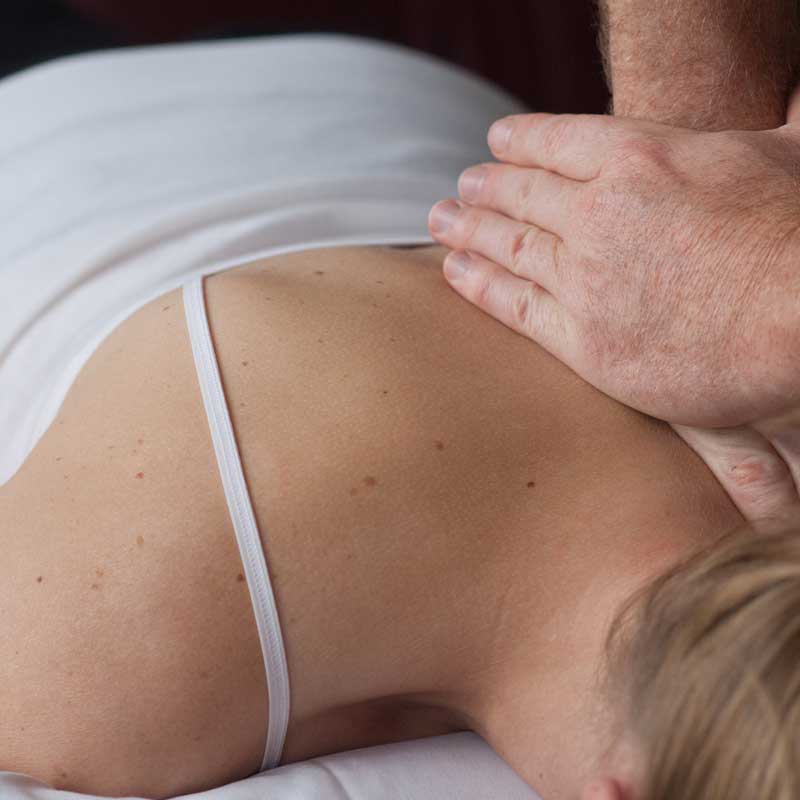 Manuelle Therapie bei der Anwendung im Nackenbereich